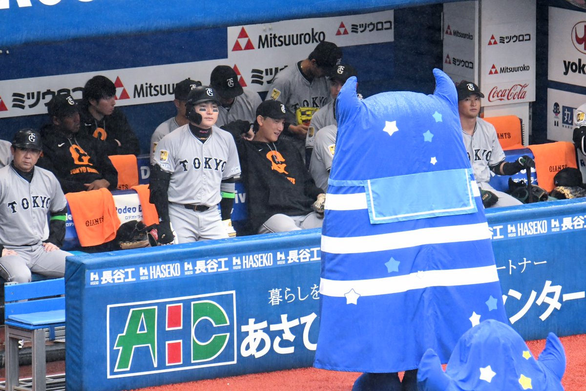baystars_19hama's tweet image. 【10/11 ハマスタ】ご挨拶
緊張感が漂うジャイアンツベンチへ挨拶に行くと、いつも通り会釈してくれた丸さん
＃baystars ＃giants ＃バート ＃丸佳浩