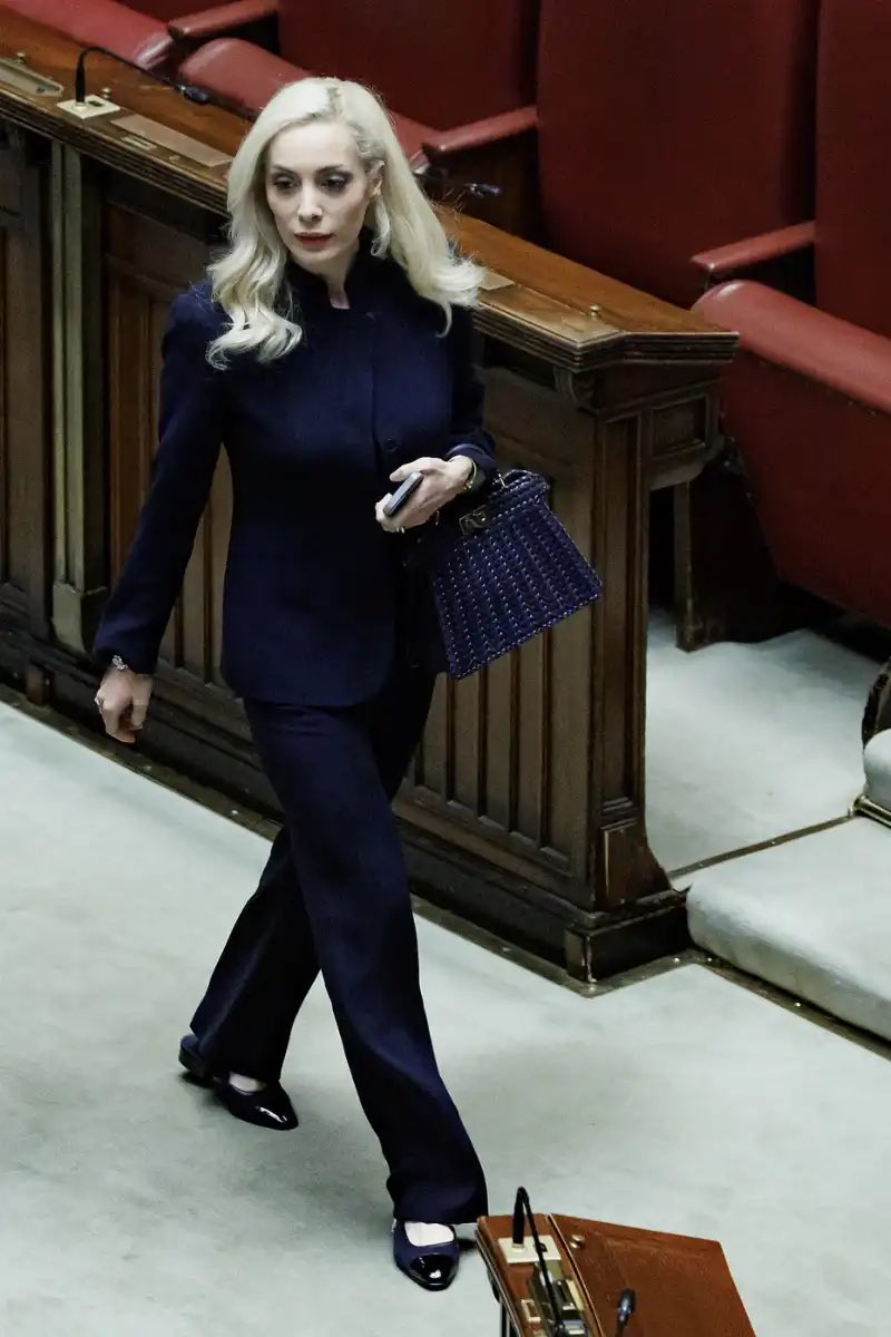 Flexgrimmy_'s tweet image. L’onorevole #Fascina, assenteista di professione (94,27% di assenze certificate), ieri ha finalmente ricordato dov’è Montecitorio.
Si è materializzata giusto in tempo per salvare Nordio, Piantedosi e Mantovano dal rinvio a giudizio.
Tre votazioni in fila: uno sforzo titanico, per…