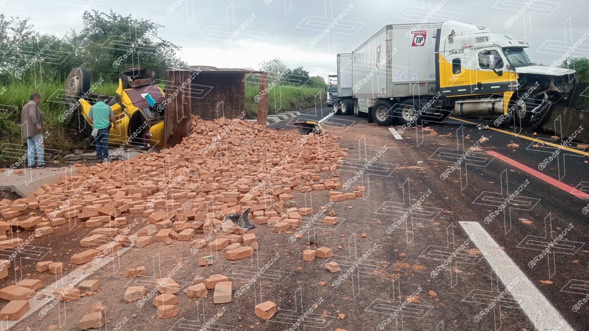 RadarVeracruz's tweet photo. #Precaución 🛑 Choque por alcance y volcadura entre un tráiler y un camión bloquero en la carretera Xalapa - Veracruz Km 28 (Libramiento de Plan del Río) dirección Veracruz, antes de llegar a la rampa de frenado.

¡Vialidad cerrada! https://t.co/53PD2oC8w7