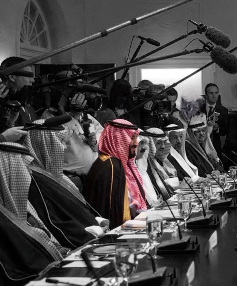 رجل المرحلة وصانع التحوّل
"شاء من شاء وأبى من أبى"
                       💚💚