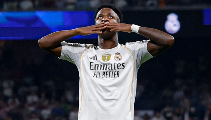 liberta___depre's tweet photo. Pedido de desculpas de Vini Jr. para Virginia Fonseca foi feito pelo de marketing do Real Madrid.

Internamente, a avaliação da diretoria do Real foi de que Vini saiu mal no episódio, passando a imagem de um rapaz imaturo, que trata mulheres como descartáveis. 

Um rótulo que poderia arranhar a reputação positiva que ele sempre manteve. No entanto, apesar do pedido de desculpas, o clube não queria ver o jogador envolvido com a influencer, em razão da exposição e da investigação que ronda seu nome em meio ao escândalo das bets.

Via: @Metropoles / @FaReipert 

📷Divulgação
