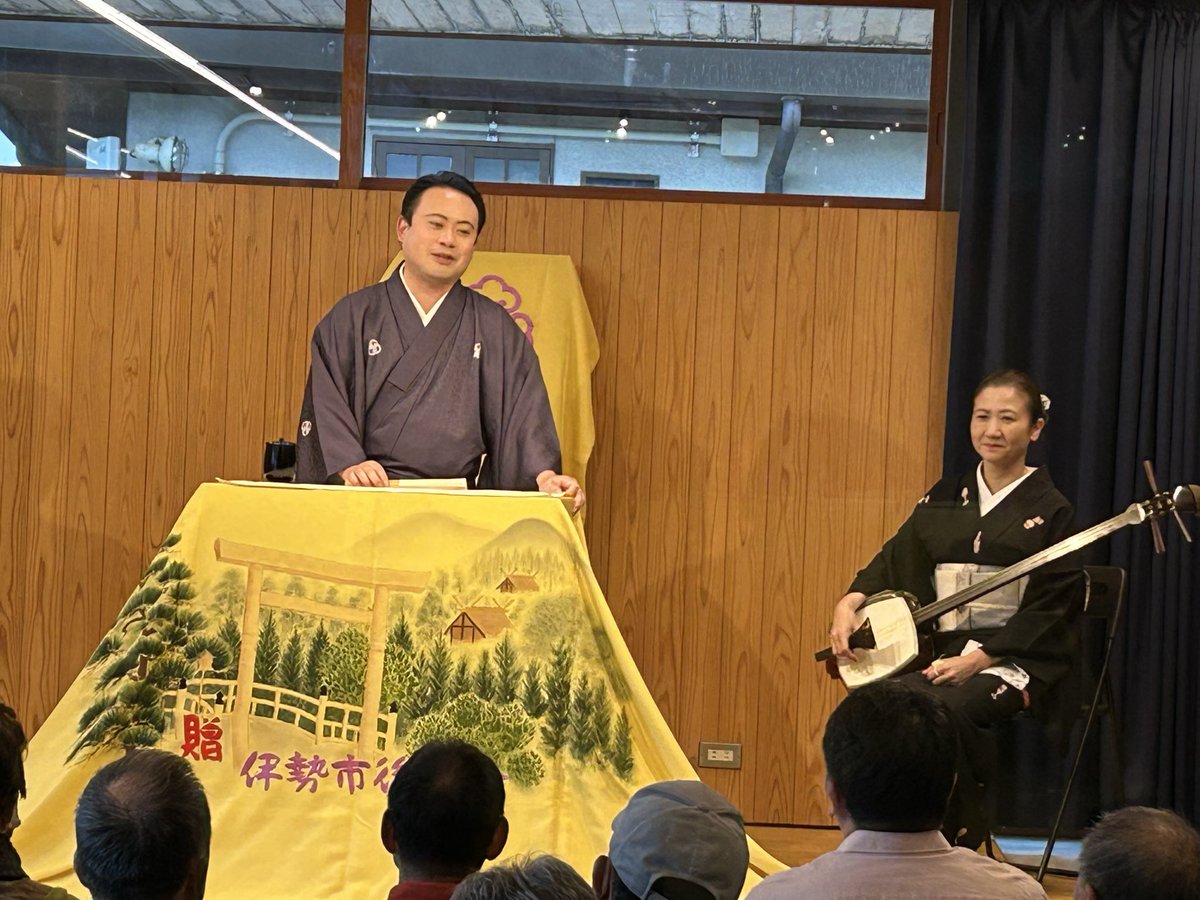 hanashigoya's tweet photo. 噺館三連休の初日は、「浪曲」。
近松門左衛門没後三百年記念と題した「傾城反魂香」(けいせいはんごんこう)、全四話通し公演終了です。
真山隼人さんの浪曲の語りと山形・東根出身の曲師沢村さくらさんの三味線が、三百年以上前に書かれた物語の世界へ、おもしろかったぁー。 https://t.co/W0RZ3zivL8