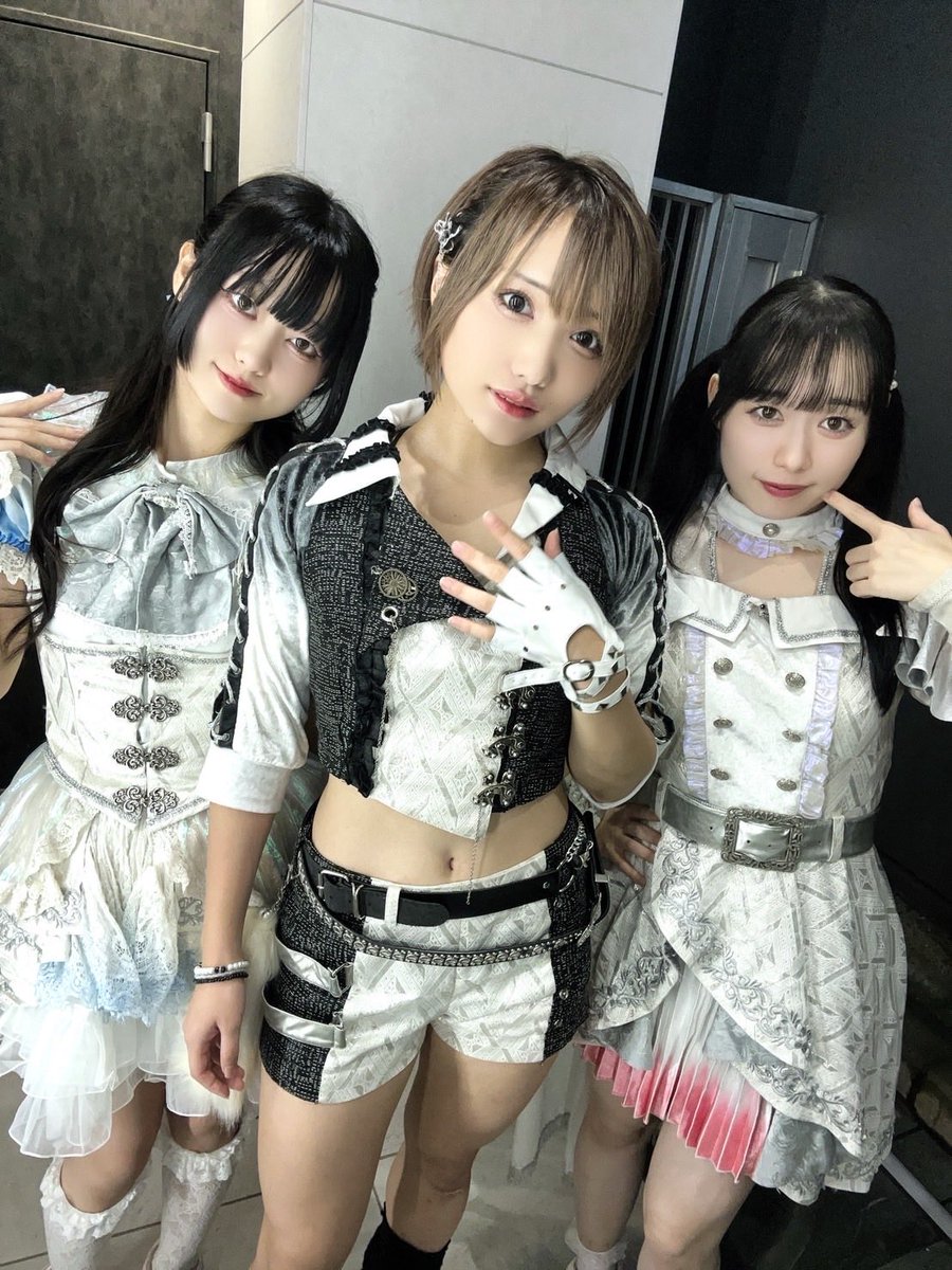 ReaScribe_rs's tweet image. 本日2本目『はなまるっ Vol.107』お集まりいただきありがとうございました🍥🎀

今回は2代目衣装ということで、セットリストもその頃の曲を中心に♮リアスクライブらしさを味わえる6曲でした🎵💭

貴重な姿を目に焼き付けていただけていたら嬉しいです！✨️

明日のライブはこちら⬇️…