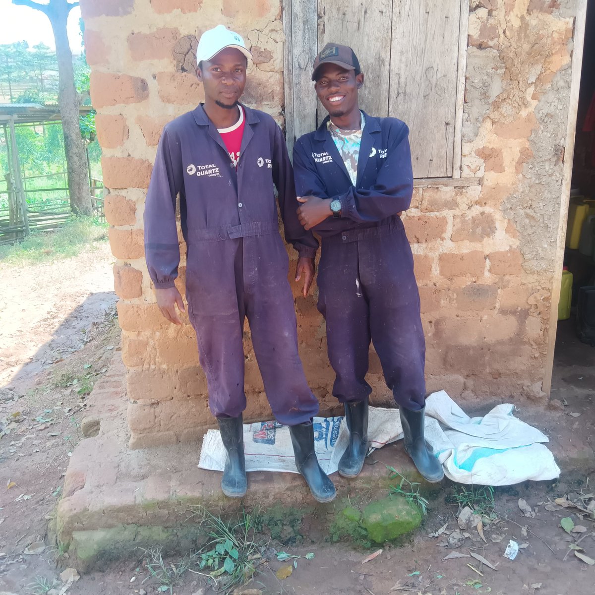 solomonsambafar's tweet photo. 🌍💪 A powerful collaboration! Solomon Ssamba from Uganda 🇺🇬 and Emily from Burundi 🇧🇮 joining hands in farming shows how unity across borders can grow not just crops, but prosperity and hope. 🌾🤝 https://t.co/TbuEk8LdlT