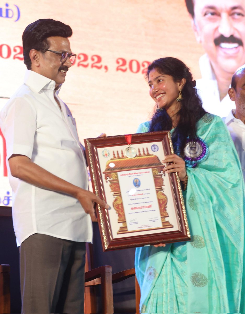 cinemavila3422's tweet image. #KalaimamaniAwards | Guess The Missing Actor in This Frame🫣📸 #SaiPallavi #Anirudh #vikramprabhu