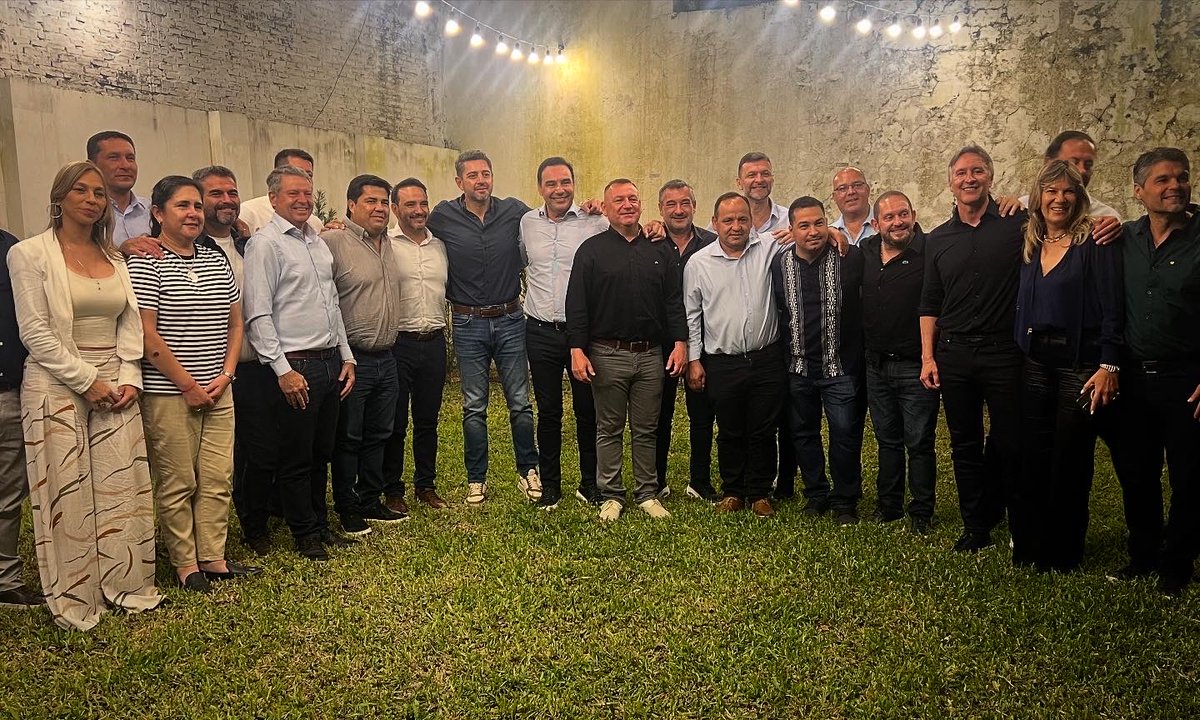 Un encuentro que reafirma los lazos históricos, culturales y humanos entre Corrientes y el Paraguay.
Junto al Gobernador Gustavo Valdés, el Vicepresidente de la República del Paraguay, Pedro Alliana, y el Cónsul del Paraguay en Corrientes, Fabio López, compartimos el compromiso