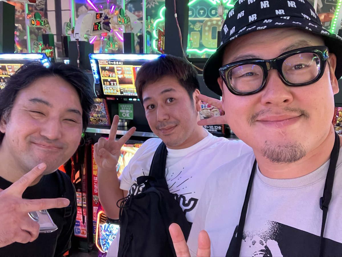 ICCHY8591's tweet image. しこたま負けたけど、ぽんすけとたかすぃが居てよかった。
雨の中、会いに来てくれたたくさんのリスナーありがとう。
個人的には、今日の店内状況は満足いかなかったけど、楽しかったぜ。
他配信者がこれからも来店すると思うので応援してあげてください。ウエスタンさんの企業努力に期待してます。…