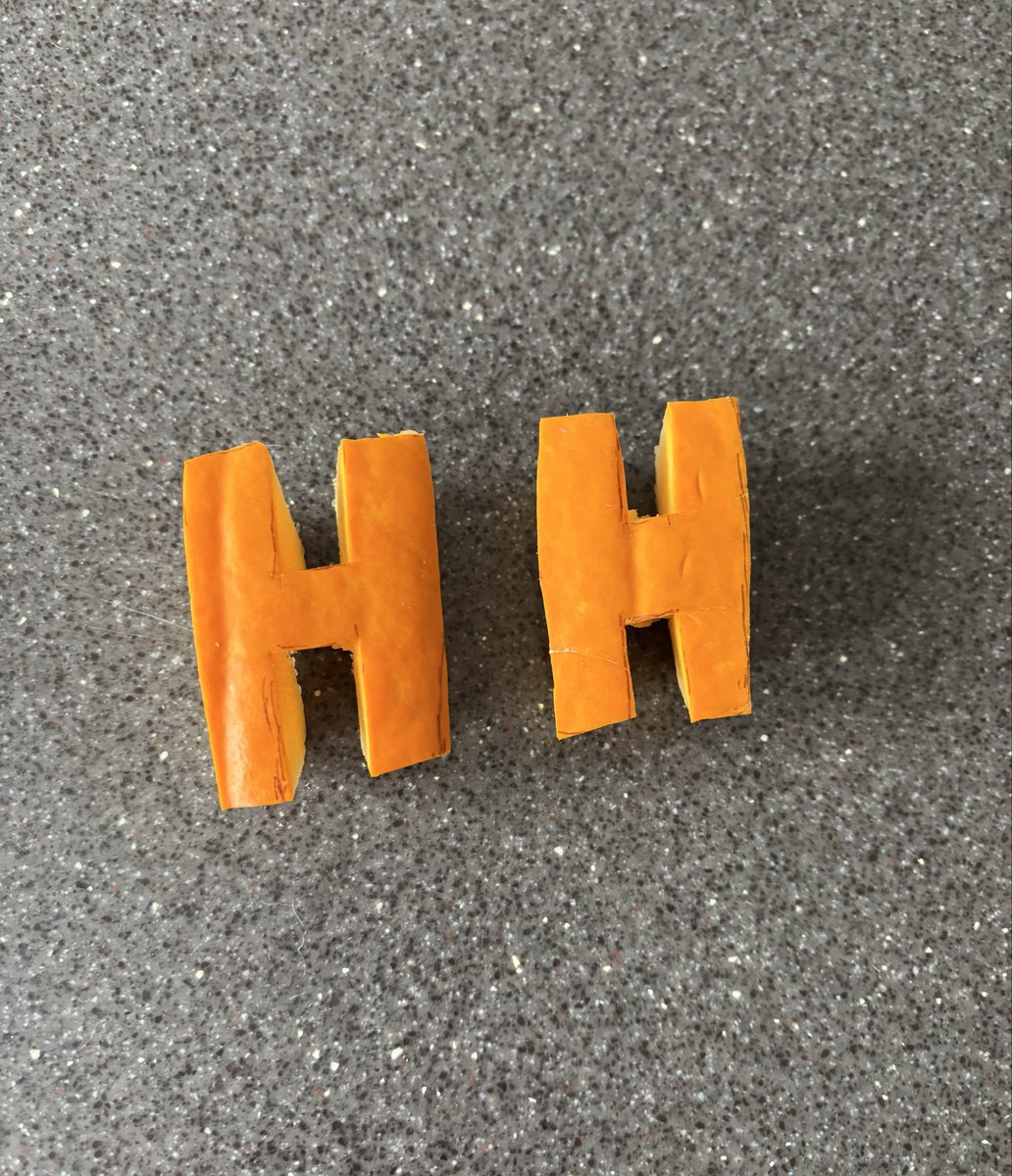 RealBlackIrish's tweet image. My wife is carving pumpkins 🎃

Happy Halloween!