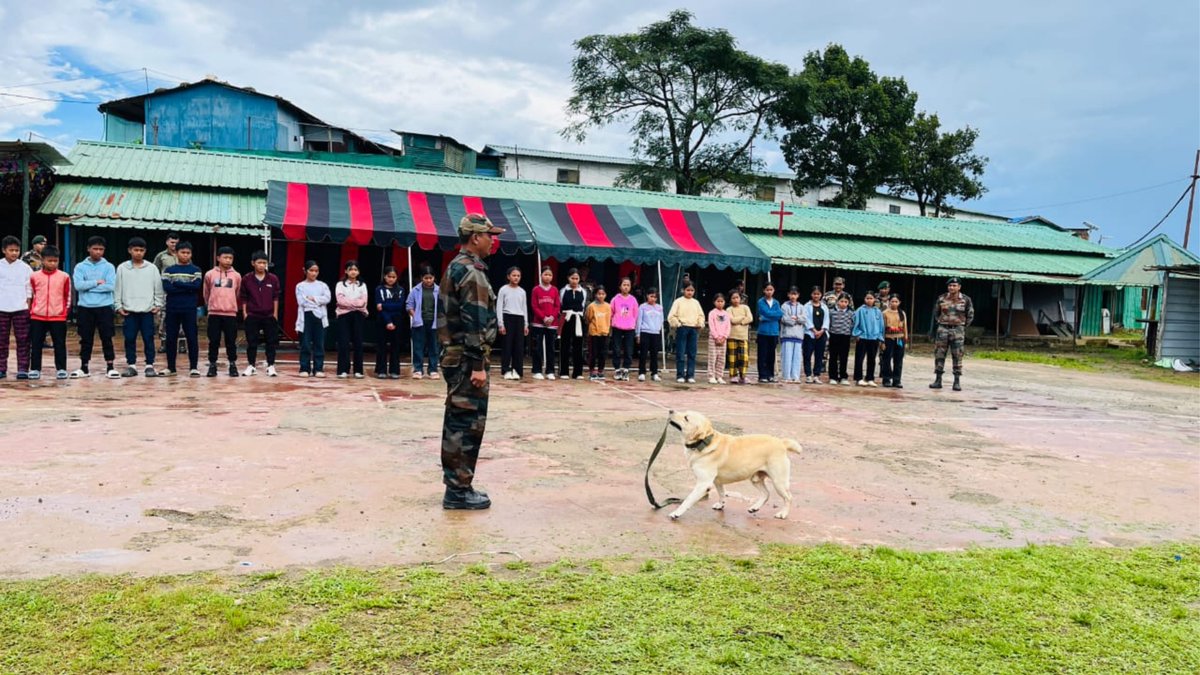 Spearcorps's tweet image. An interaction on the theme 'A Day with Soldiers' was organised by #AssamRifles under #SpearCorps for students of #Chandel District as part of #IndianArmy career guidance program.
#SpearCorps के अंतर्गत #AssamRifles द्वारा #Chandel District के छात्रों के लिए 'A Day with…