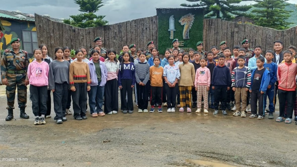 Spearcorps's tweet image. An interaction on the theme 'A Day with Soldiers' was organised by #AssamRifles under #SpearCorps for students of #Chandel District as part of #IndianArmy career guidance program.
#SpearCorps के अंतर्गत #AssamRifles द्वारा #Chandel District के छात्रों के लिए 'A Day with…