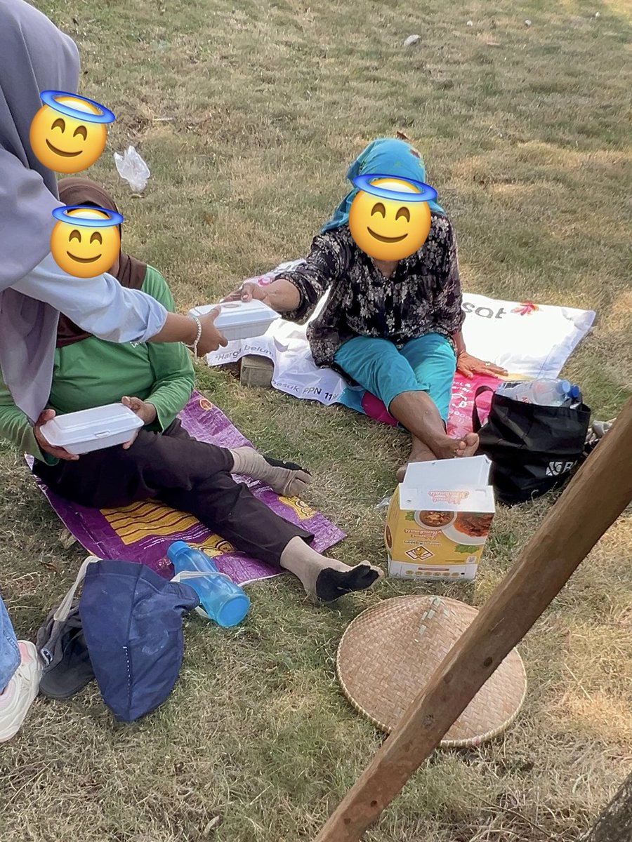 NJB_Bekasi's tweet image. hal kecil yang bisa membuat senyuman bagi orang lain😇. Semoga yang menerima merasa terbantu, dan yang memberi diberi kemudahan dalam segala hal, aamiin. Beberapa foto #JumatBerkah 😇😇