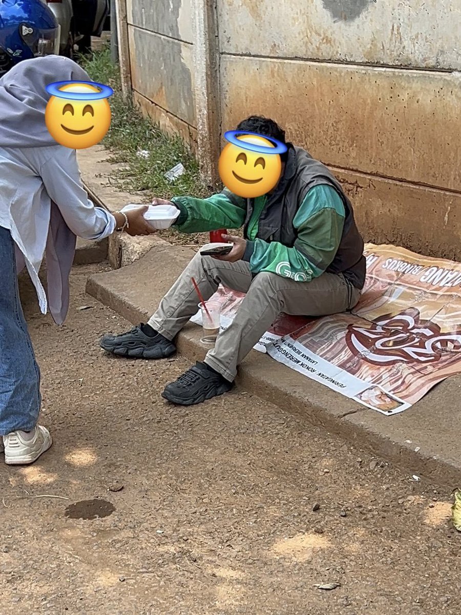 NJB_Bekasi's tweet image. hal kecil yang bisa membuat senyuman bagi orang lain😇. Semoga yang menerima merasa terbantu, dan yang memberi diberi kemudahan dalam segala hal, aamiin. Beberapa foto #JumatBerkah 😇😇