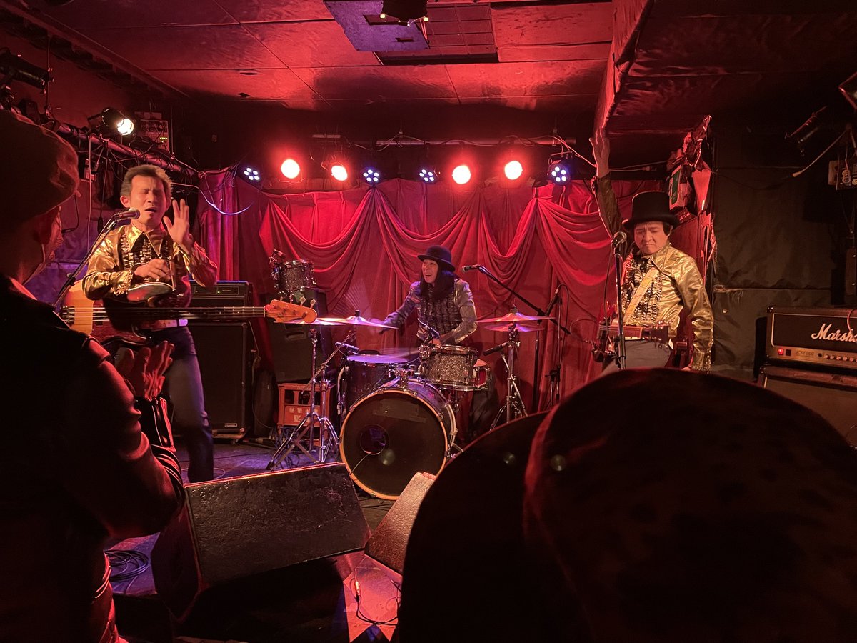 ゴールデンシルバーズめちゃかっこよかった！！！！ドラムがすんごすぎた！！ドラマーのすがさんとスネアとナイアガラと秋田県に出る熊が怖いってお話をした