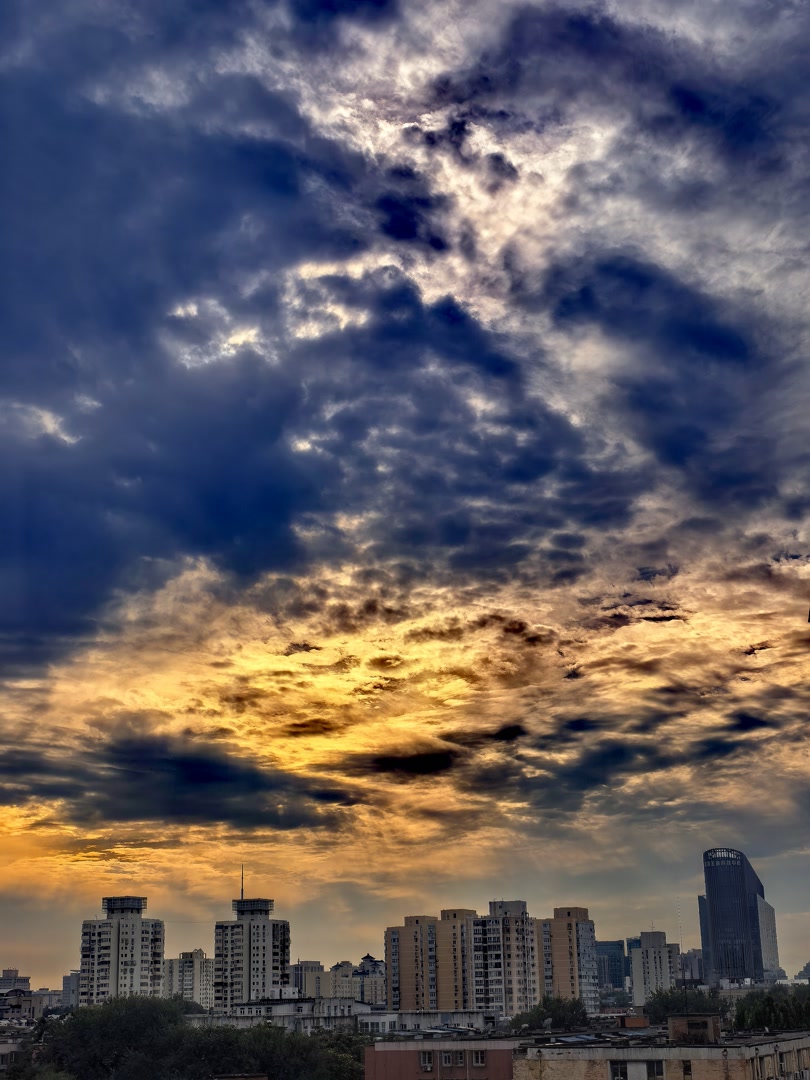 DailyBeijing's tweet image. Nature&apos;s masterpiece: a breathtaking #Beijing #sunset paints the sky.