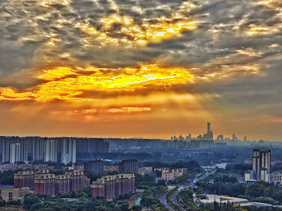 BeijingEvening's tweet image. Nature&apos;s masterpiece: a breathtaking #Beijing #sunset paints the sky.