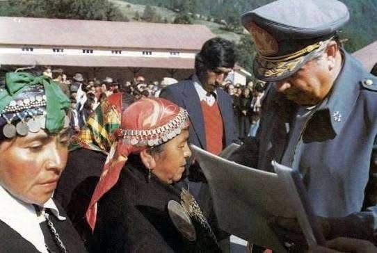 aprachile's tweet image. Lindas fotografías de nuestro general Pinochet y con mapuches de verdad, no oportunistas disfrazados 🇨🇱❤️
Futa Lonco