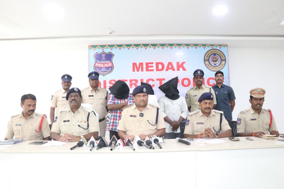 spmedak's tweet image. 🚔 నర్సాపూర్ దోపిడీ కేసు ఛేదన 🔍
సాంకేతిక ఆధారాలతో మూడు మంది నిందితులను జగదీర్‌గుట్టలో అరెస్ట్ చేసిన నర్సాపూర్ పోలీసులు.
స్విఫ్ట్ కారు, మొబైల్స్ &amp;amp; నగదు స్వాధీనం.

జిల్లా ఎస్పీ శ్రీ డి.వి. శ్రీనివాసరావు, ఐపీఎస్ గారి పర్యవేక్షణలో పోలీసుల సమర్థవంతమైన చర్య

#MedakPolice #Narsapur