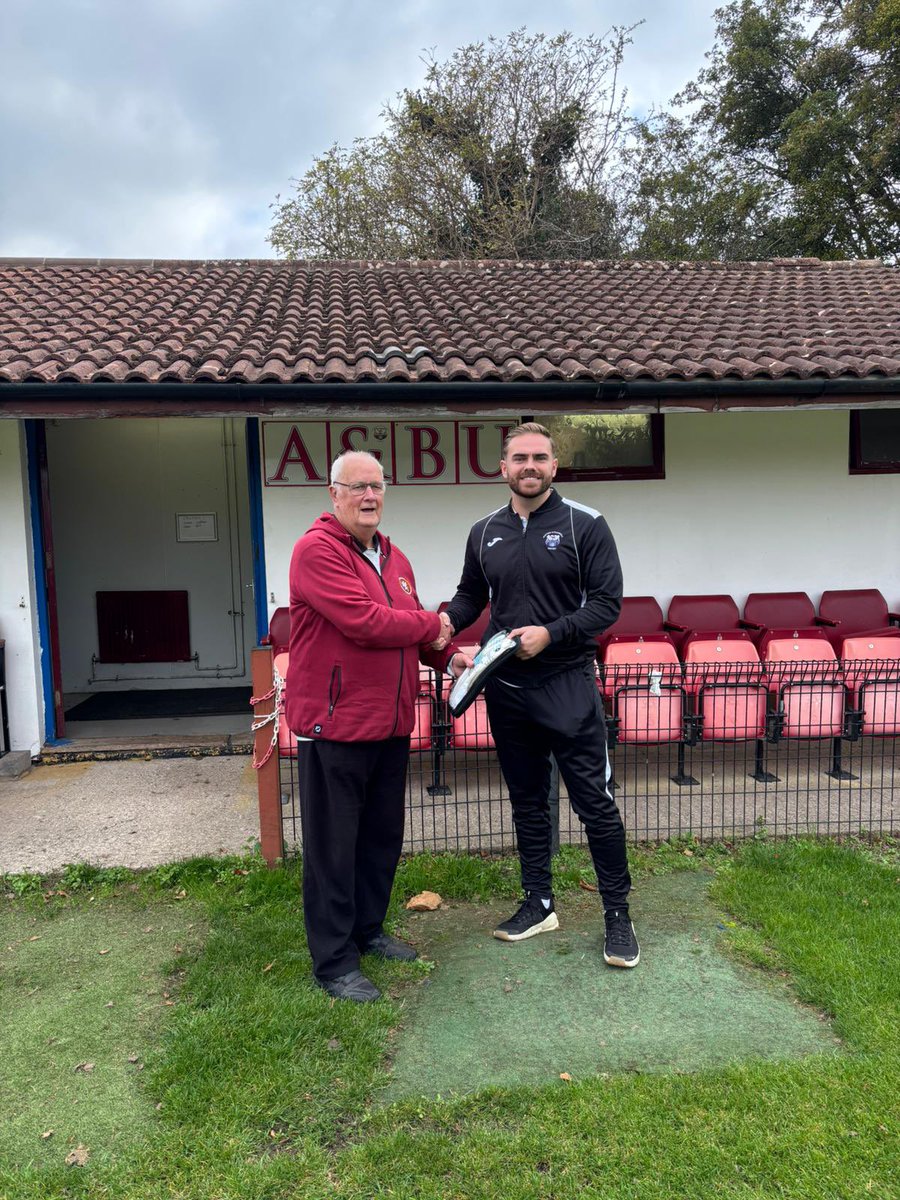 ABUFCSocial's tweet image. Big Clacks Ryan Clarke getting his award before today’s game🧤

#Upthestags 🦌🦌