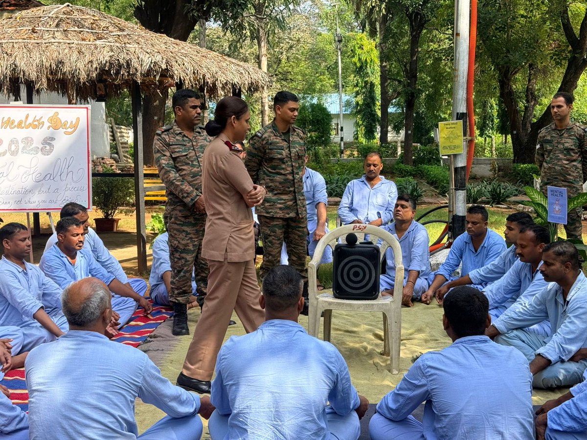 dgafms_mod's tweet image. As part of #WorldMentalHealthDay, the Department of Psychiatry, #MilitaryHospital Jhansi organised a series of activities to promote mental well-being. These included an interactive session on suicide prevention among troops, a role play on Psychological First Aid with patients,…