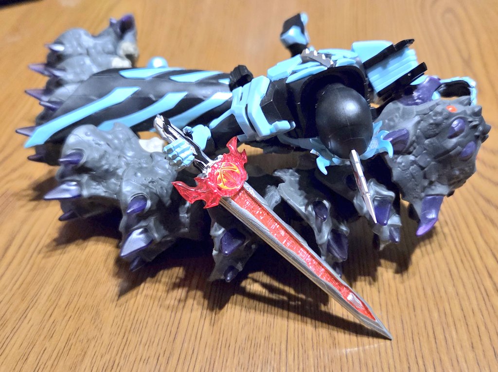pvLbITO3nbAQjko's tweet image. 虫型のメギドにかぶりつく仮面ライダーセイバー。
#仮面ライダーセイバー
#フィギュアーツ