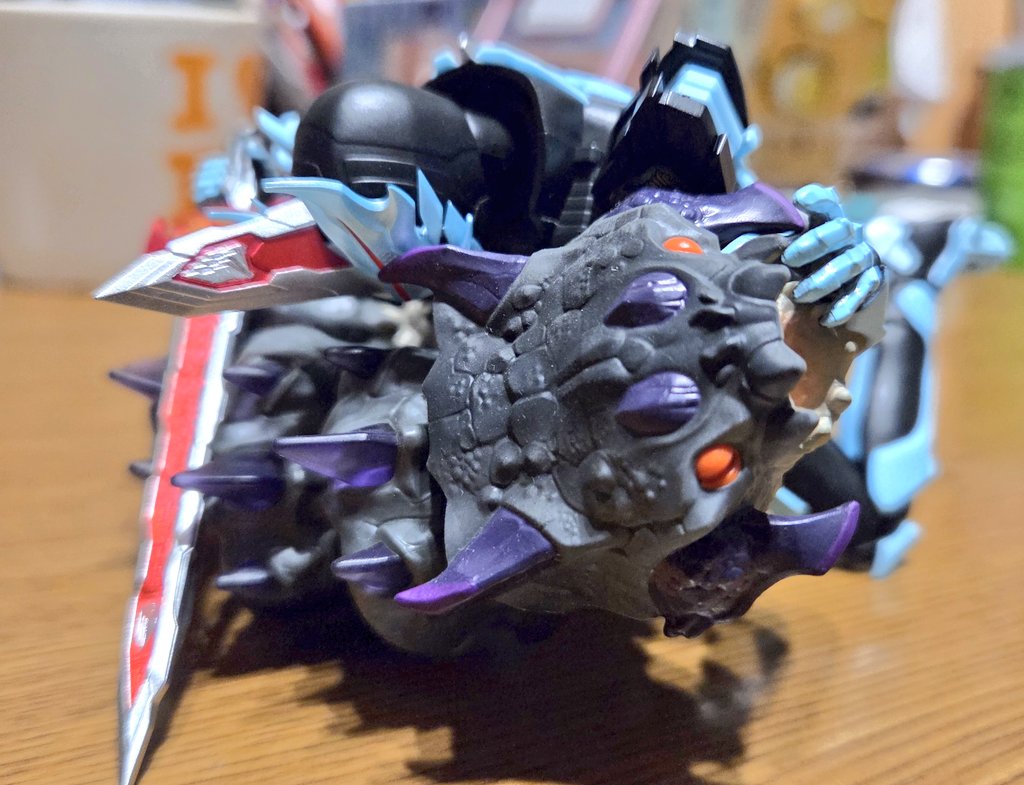 pvLbITO3nbAQjko's tweet image. 虫型のメギドにかぶりつく仮面ライダーセイバー。
#仮面ライダーセイバー
#フィギュアーツ
