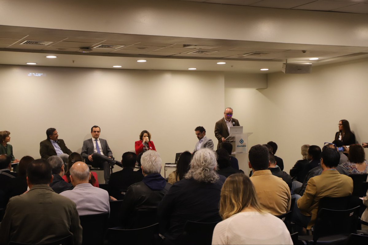 Nuestra Pdta. Dra. Anamaría Arriagada, y nuestro Prosecretario Nacional, Dr. Luis Vargas, participan del foro "Sistema mixto de salud: Desafíos y propuestas en el marco de la elección presidencial", organizado por la Federación Médica de Chile, en el cual los encargados