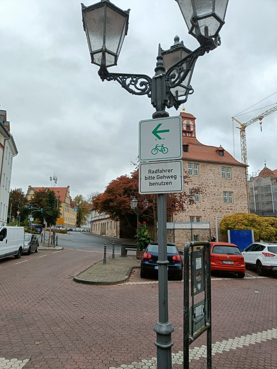 Es geht doch nichts über kreative Beschilderungen...
#fahrradalltag