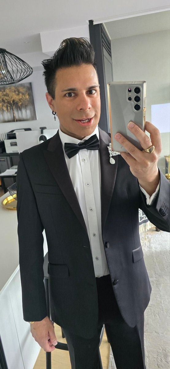 Out to the gala dinner to raise funds for the Hummingbirds Charity tonight. <a href="/RydgesHotels/">Rydges Hotels</a> Melbourne CBD. Tuxedo from <a href="/PeakHourImages/">Peak Hour Images</a> wardrobe department.