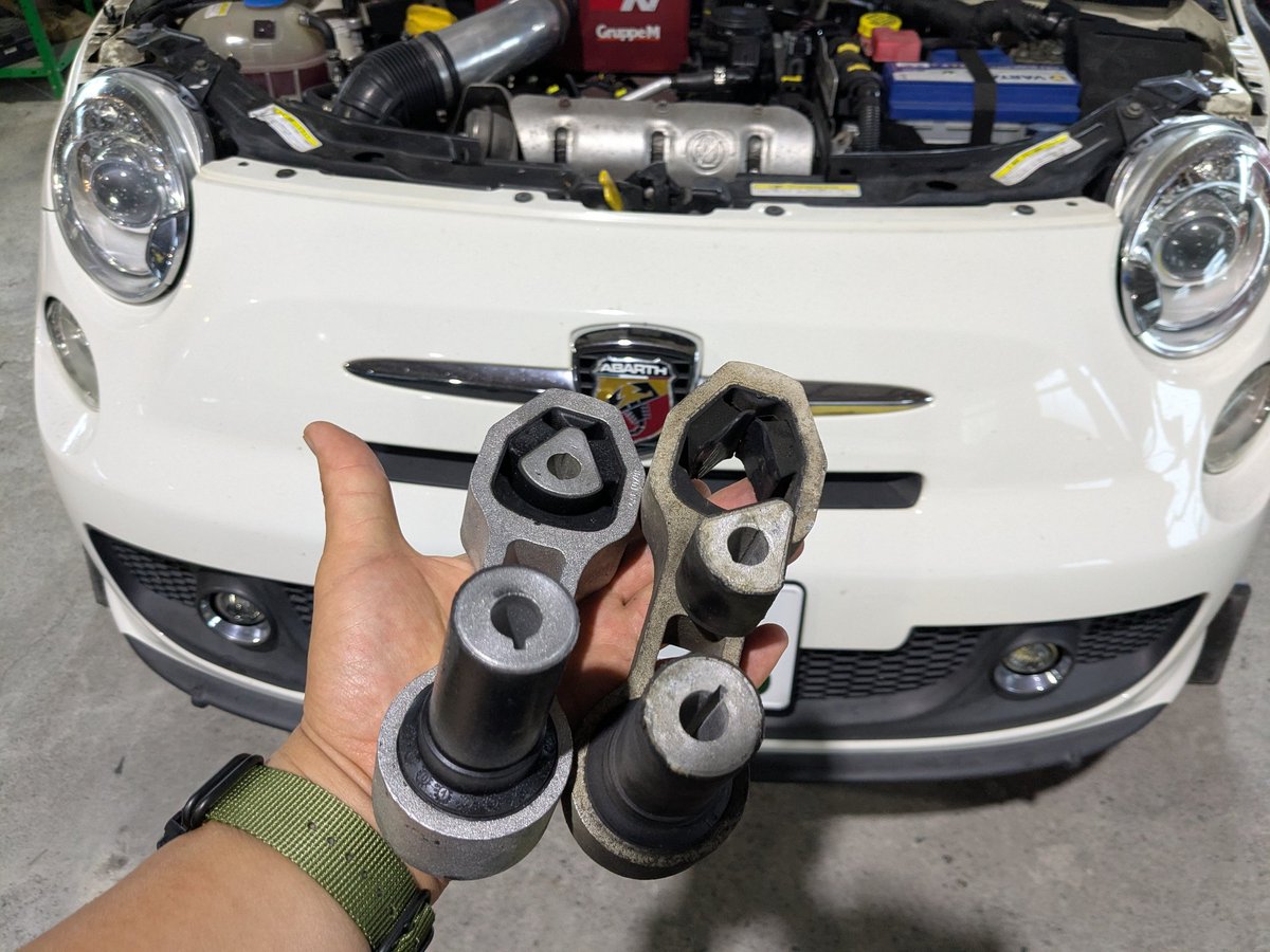 kee_HotShot's tweet photo. '12 アバルト500C
エンジンロワマウント交換。

加速、減速でイヤな振動が床下から。
我慢出来なくなったとの事でサクサク作業。
トルクロッドブッシュが綺麗に分離してました。 https://t.co/Fb3olJJ9ec