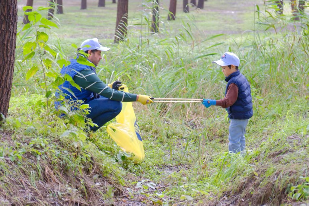 MartiMatas7's tweet image. Over 40 ambassadors &amp;amp; diplomats from 18 countries were cleaning today the banks of the Wenju River in #Beijing 🇨🇳. 🇪🇪Estonia-born @WorldCleanupDay event is very popular in #China and we were happy to contribute to its success.
#LetsDoIt