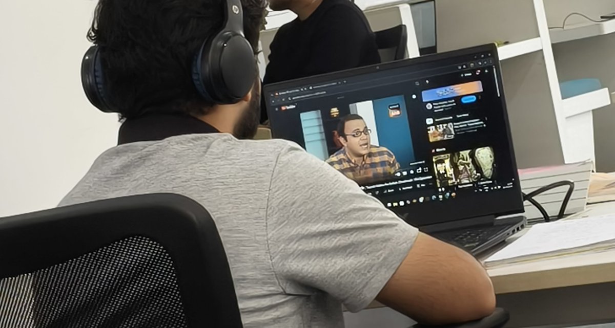 doom_stellar's tweet image. dude was watching tarak mehta ka oolta chashmah in library lmao