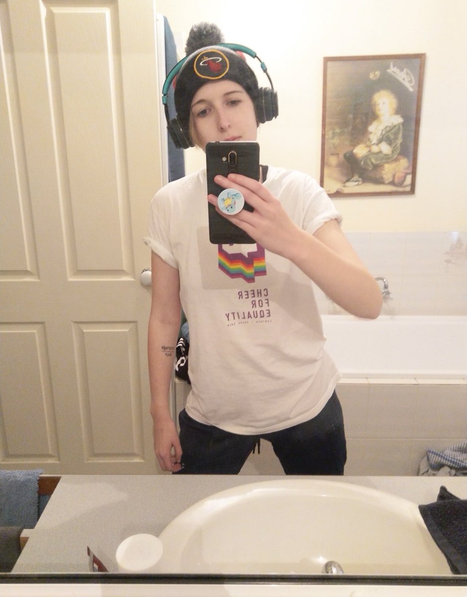 _itsjrose's tweet photo. Different bathroom, same girl. https://t.co/IUZZiV4ma8