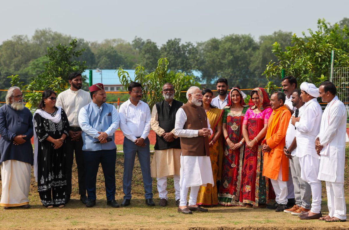 FisheriesGoI's tweet image. माननीय प्रधानमंत्री श्री नरेंद्र मोदी जी ने प्रधानमंत्री धन-धान्य कृषि योजना के शुभारंभ अवसर पर विभिन्न राज्यों और केंद्र शासित प्रदेशों के मत्स्य किसानों से संवाद किया।
इस दौरान मत्स्य किसानों ने अपनी सफलता की कहानियाँ, अनुभव और भारत के मत्स्य क्षेत्र को सशक्त बनाने में अपने…