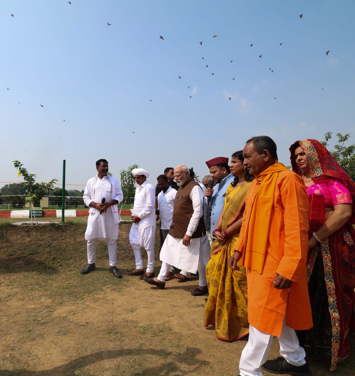 FisheriesGoI's tweet image. माननीय प्रधानमंत्री श्री नरेंद्र मोदी जी ने प्रधानमंत्री धन-धान्य कृषि योजना के शुभारंभ अवसर पर विभिन्न राज्यों और केंद्र शासित प्रदेशों के मत्स्य किसानों से संवाद किया।
इस दौरान मत्स्य किसानों ने अपनी सफलता की कहानियाँ, अनुभव और भारत के मत्स्य क्षेत्र को सशक्त बनाने में अपने…