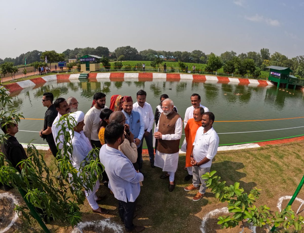 FisheriesGoI's tweet image. माननीय प्रधानमंत्री श्री नरेंद्र मोदी जी ने प्रधानमंत्री धन-धान्य कृषि योजना के शुभारंभ अवसर पर विभिन्न राज्यों और केंद्र शासित प्रदेशों के मत्स्य किसानों से संवाद किया।
इस दौरान मत्स्य किसानों ने अपनी सफलता की कहानियाँ, अनुभव और भारत के मत्स्य क्षेत्र को सशक्त बनाने में अपने…