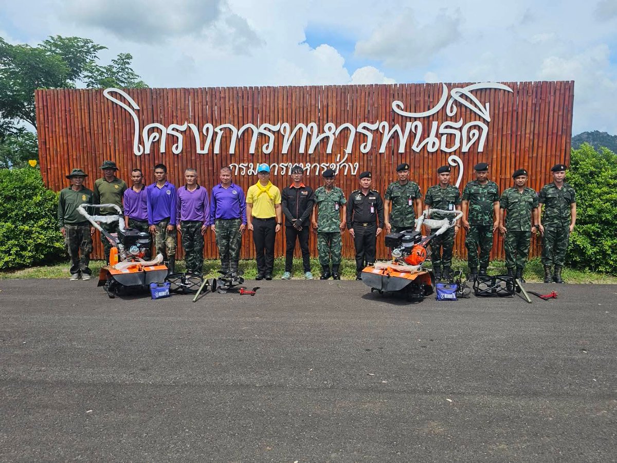 1_DevDiv's tweet image. เมื่อ 9 ต.ค. 68 
พล.พัฒนา 1 จัดกำลังพลผู้ปฏิบัติงานโครงการทหารพันธุ์ดีฯ จำนวน 6 นาย เข้ารับการฝึกอบรมการใช้รถพรวนดิน กับเจ้าหน้าที่ของ บริษัท ฮิโนต้า (ประเทศไทย) จำกัด เพื่อเพิ่มประสิทธิภาพในการเตรียมดินสำหรับการปลูกพืช พร้อมทั้งได้รับมอบรถพรวนดิน จำนวน 1 คัน