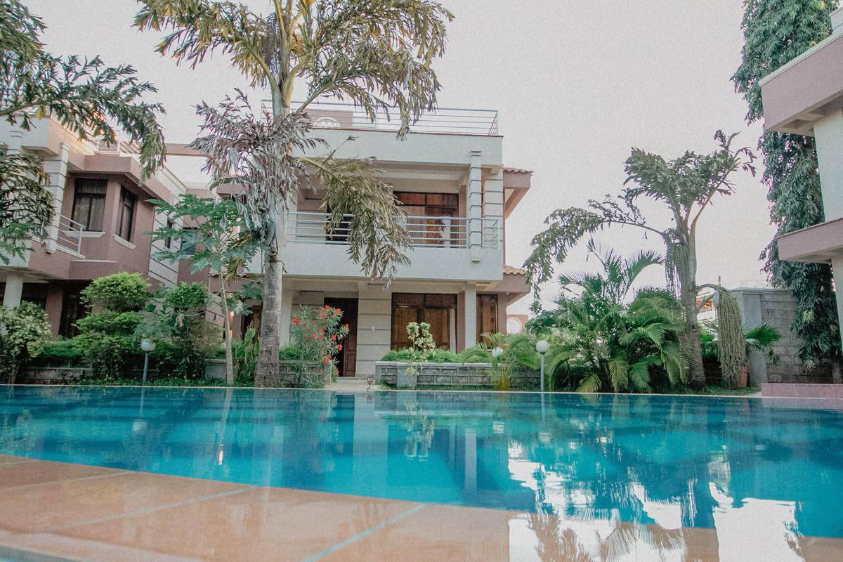 GraceRealtor3's tweet photo. It's a Distress Sale! 

5 bedroom all ensuite

📍 Shanzu near Serena hotel

Price 25M 

Daily rental income : 30k per night

Minutes walk to the beach 

Engage us : 0714218900 https://t.co/UtA73JW1et