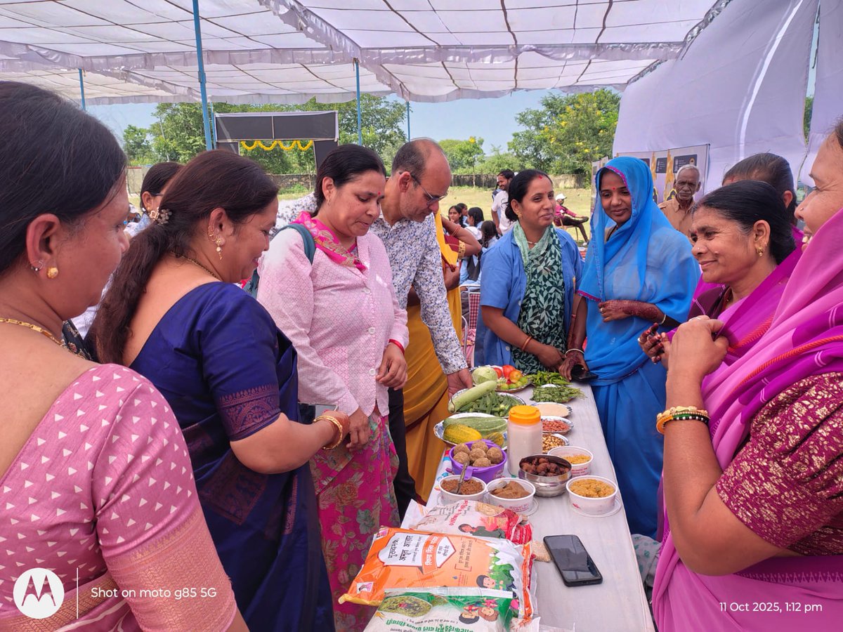 CBCJaipur's tweet image. पोषण माह और GST बचत उत्सव पर @CBCJaipur के उदयपुर कार्यालय @cbc_udaipur ने नाई गाँव में मिनी प्रदर्शनी और जागरूकता कार्यक्रम आयोजित किया।
वक्ताओं ने जीएसटी बचत उत्सव के तहत 12% और 28% टैक्स स्लैब खत्म होने से रोज़मर्रा की चीज़ों के दाम कम होने सम्बंधित जानकारी दी।