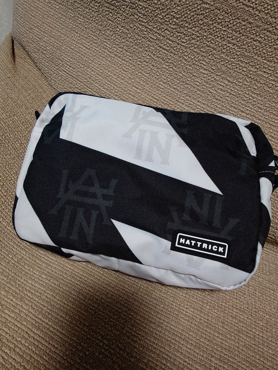 nico_hisense's tweet photo. あの…私、ブラック当たったはずなんです。
届いたのはこちら。

………これって、般若さんのですよね？
般若さんの当たったのにブラックが届いた方いらっしゃいませんか？

ハットトリックには問い��わせメール済です。

＃ハットトリック
#OMENZ https://t.co/uhLHOxg45i