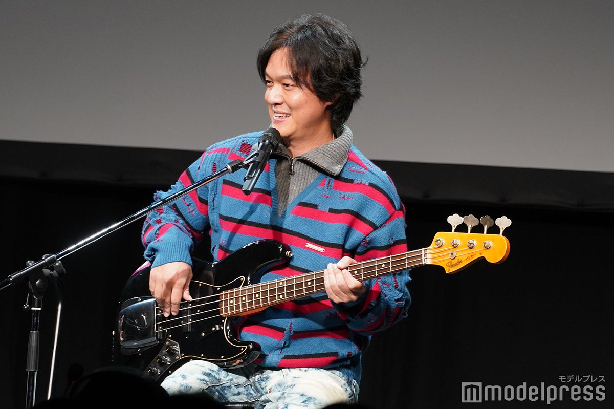 modelpress's tweet image. 【写真📸】SUPER EIGHT丸山隆平
「FENDER EXPERIENCE 2025」

楽器職人のデニス氏に
ベースを公開オーダー🎸

大倉忠義の父創業
「鳥貴族」アピールも🗯️

🔻フォトギャラリー
mdpr.jp/photo/detail/1…

#丸山隆平 #FENDEREXPERIENCE2025