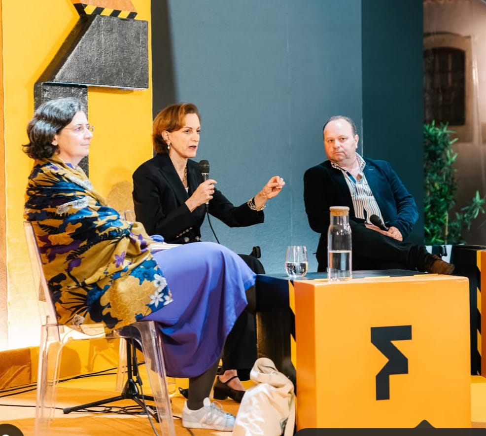 Raquel 'Di Maria' Vaz Pinto 🇺🇦 (@raquelvazpinto1) on Twitter photo It was a pleasure to talk with the great <a href="/anneapplebaum/">Anne Applebaum</a> on democracies, dictatorships and fear.
The conversation was chaired by Germano Almeida at the beautiful village of Obidos and within the Folio 2025 programme. It was a pleasure to talk with the great <a href="/anneapplebaum/">Anne Applebaum</a> on democracies, dictatorships and fear.
The conversation was chaired by Germano Almeida at the beautiful village of Obidos and within the Folio 2025 programme.