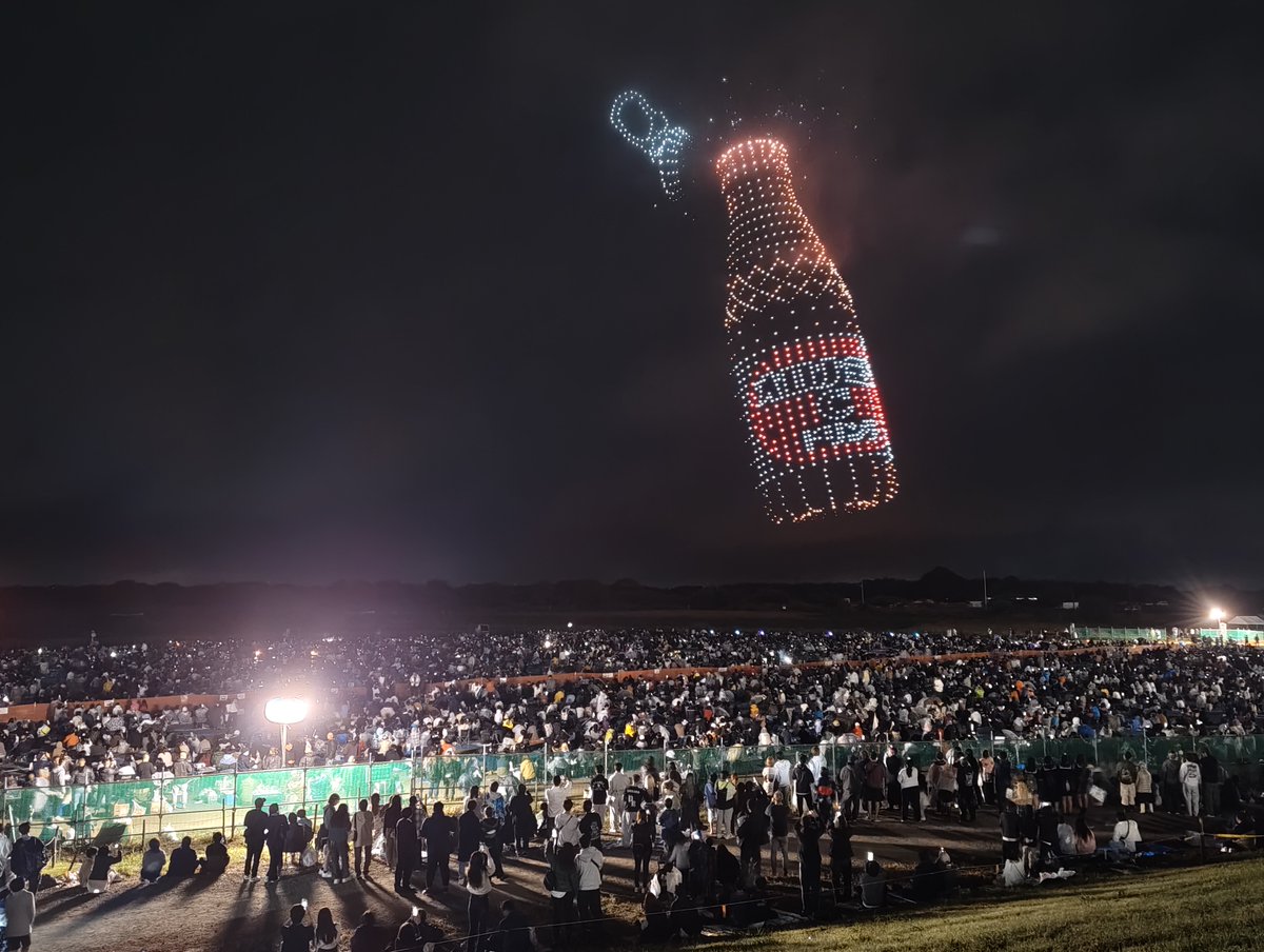 kounosuhanabi's tweet image. 第22回こうのす花火大会、開演しました！
「元気ハツラツ！大空大合唱」
オロナミンCとともに花火が鴻巣の夜空を彩り、華やかに大会が幕を開けました！
最後までどうぞお楽しみください✨

#こうのす花火大会 #花火大会 #鴻巣 #４尺玉 #花火