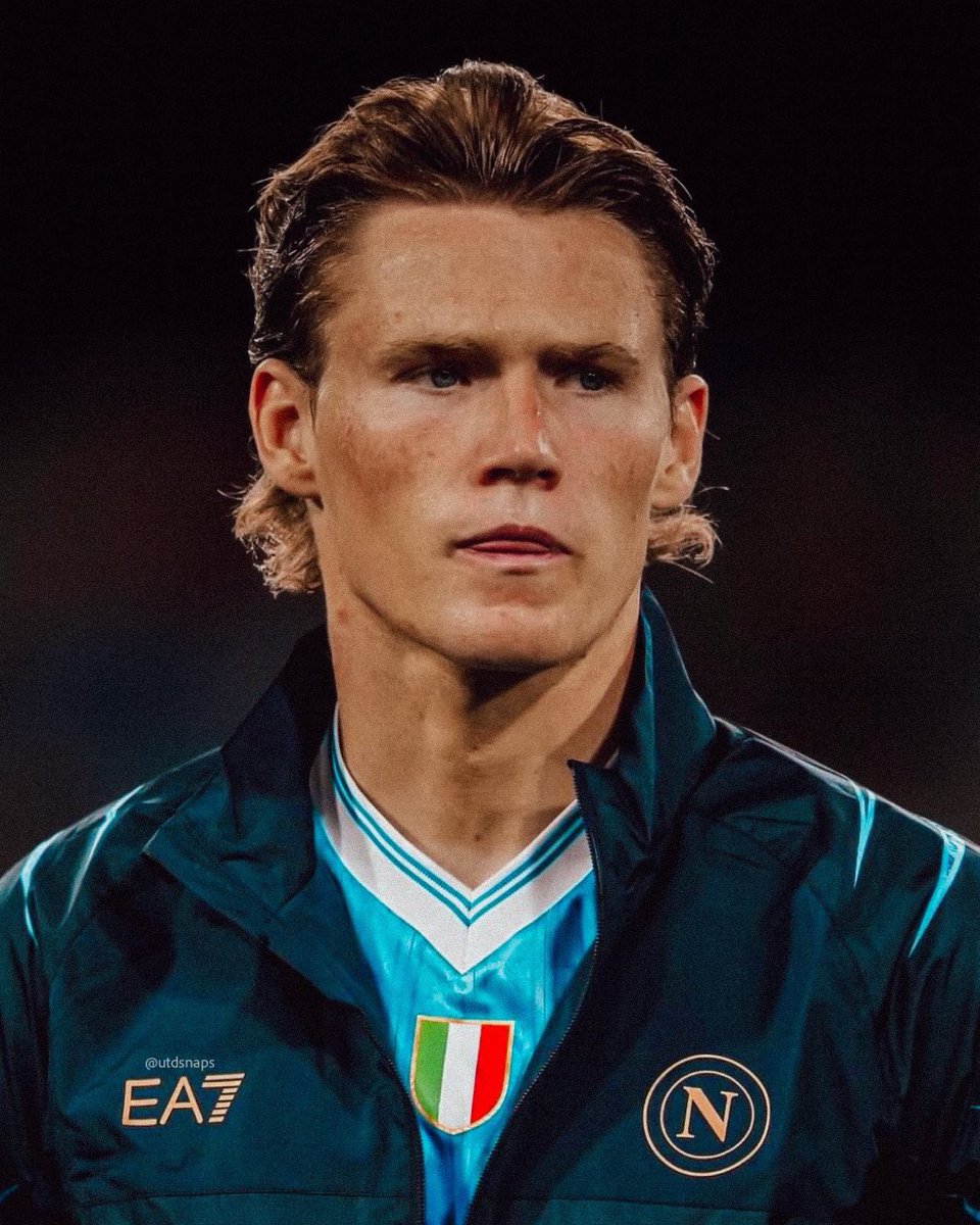 Cunha__utd's tweet image. Why does he look like a football legend from the 80s man, this glow up needs to be studied