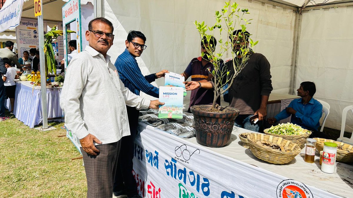 CollectorTapi's tweet photo. તાપી જીલ્લા વહીવટી તંત્ર દ્વારા આયોજિત મિશન લાઈફ અંતર્ગત "મિશન લાઈફ બુક"નું વિવિધ સ્ટોલ પર વિતરણ કરવામાં આવી રહ્યું છે.
#MissionLifeTapi2025 https://t.co/uFr62SPBhy
