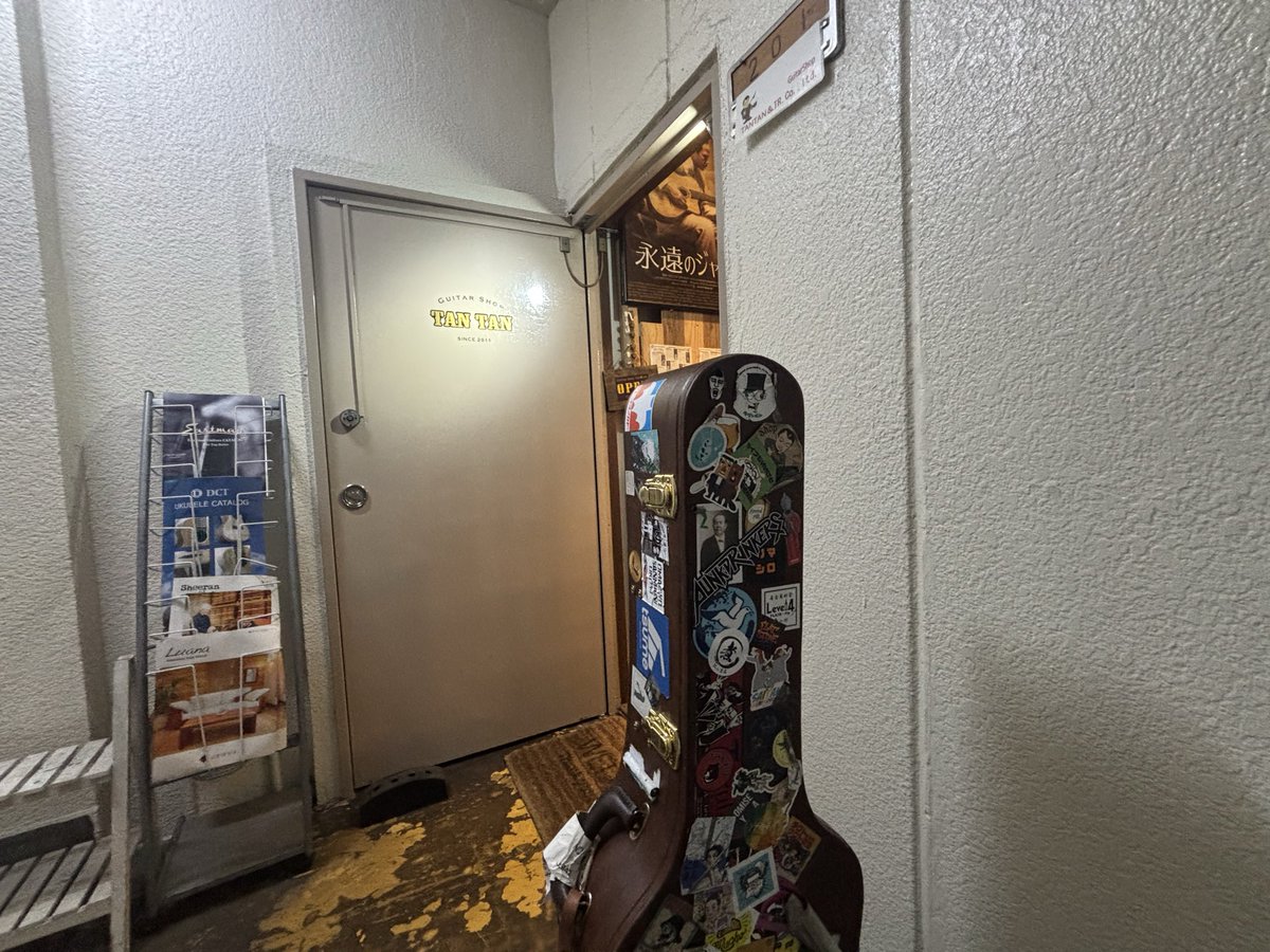 tact_0502's tweet image. 朝からドンキホーテに買い出しに行き
美容室からの明日の現場へ荷物を運び
音響機材を詰め込んでギターを修理して
実家で遺品整理しながら棚壊してる。
何屋なんだ僕は。