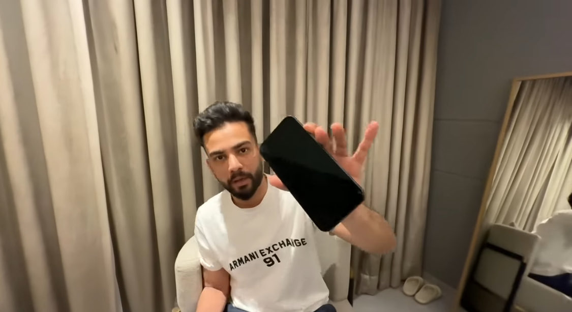 Arc0201409Armor's tweet image. Nice Vlog! 

Glad to hear @ElvishYadav is still heading a mindset for posting regular vlog. Hope you follow what you say, Abb toh 17pro max, 1TB hai aapke pass 🤭😂

Enjoyed one liners &amp;amp; roasting 🤣 !

#ElvishYadav #ElvishArmy #ElvishRaosahab