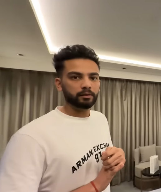 Arc0201409Armor's tweet image. Nice Vlog! 

Glad to hear @ElvishYadav is still heading a mindset for posting regular vlog. Hope you follow what you say, Abb toh 17pro max, 1TB hai aapke pass 🤭😂

Enjoyed one liners &amp;amp; roasting 🤣 !

#ElvishYadav #ElvishArmy #ElvishRaosahab