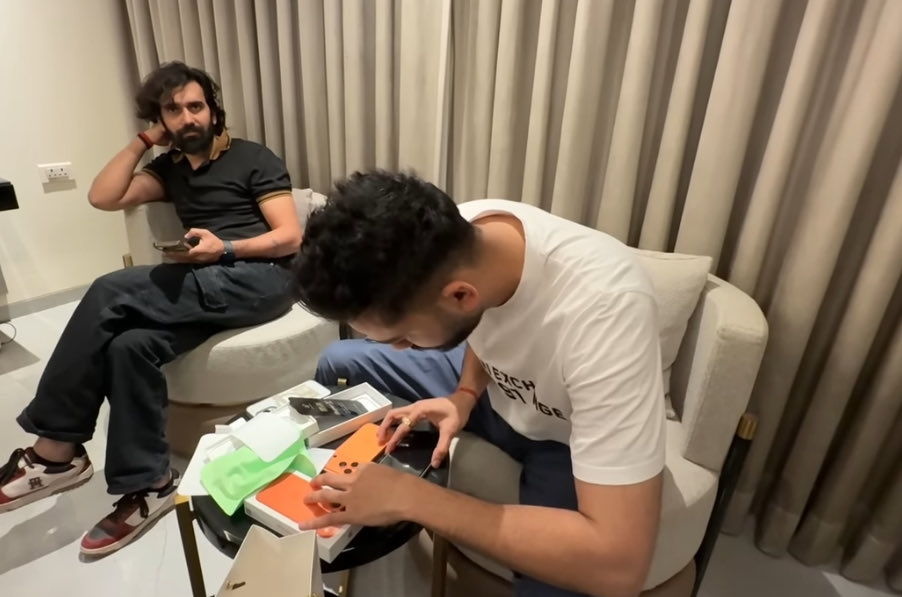 Arc0201409Armor's tweet image. Nice Vlog! 

Glad to hear @ElvishYadav is still heading a mindset for posting regular vlog. Hope you follow what you say, Abb toh 17pro max, 1TB hai aapke pass 🤭😂

Enjoyed one liners &amp;amp; roasting 🤣 !

#ElvishYadav #ElvishArmy #ElvishRaosahab