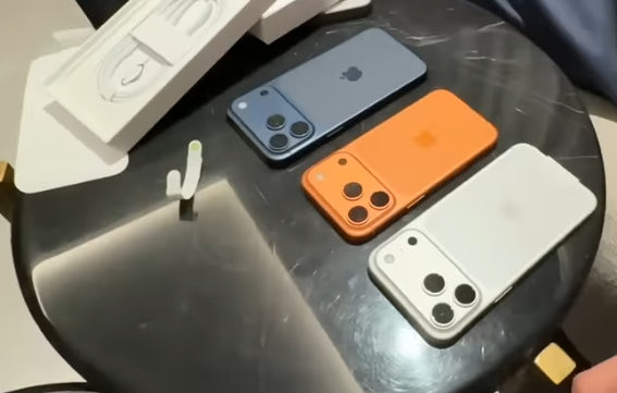 Arc0201409Armor's tweet image. Nice Vlog! 

Glad to hear @ElvishYadav is still heading a mindset for posting regular vlog. Hope you follow what you say, Abb toh 17pro max, 1TB hai aapke pass 🤭😂

Enjoyed one liners &amp;amp; roasting 🤣 !

#ElvishYadav #ElvishArmy #ElvishRaosahab