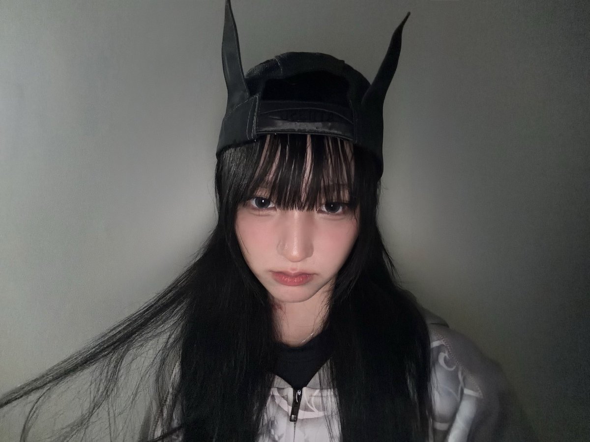 UNIS_offcl's tweet image. 윤하의 새로운 모자친구를 소개합니다~🖤

#UNIS #유니스 
#YUNHA #방윤하